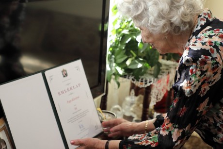 A 90 éves Papp Károlynét köszöntötték a Béke téren